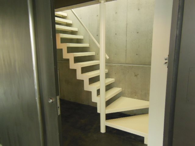 玄関　同建物同号室の室内写真です。(106号室)