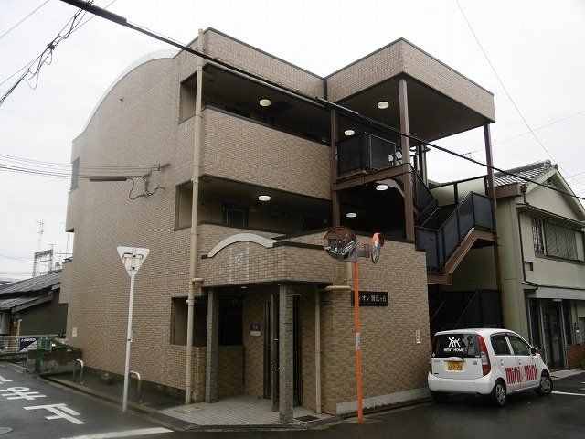 建物外観　鉄骨造の３階建てのおしゃれな建物です。