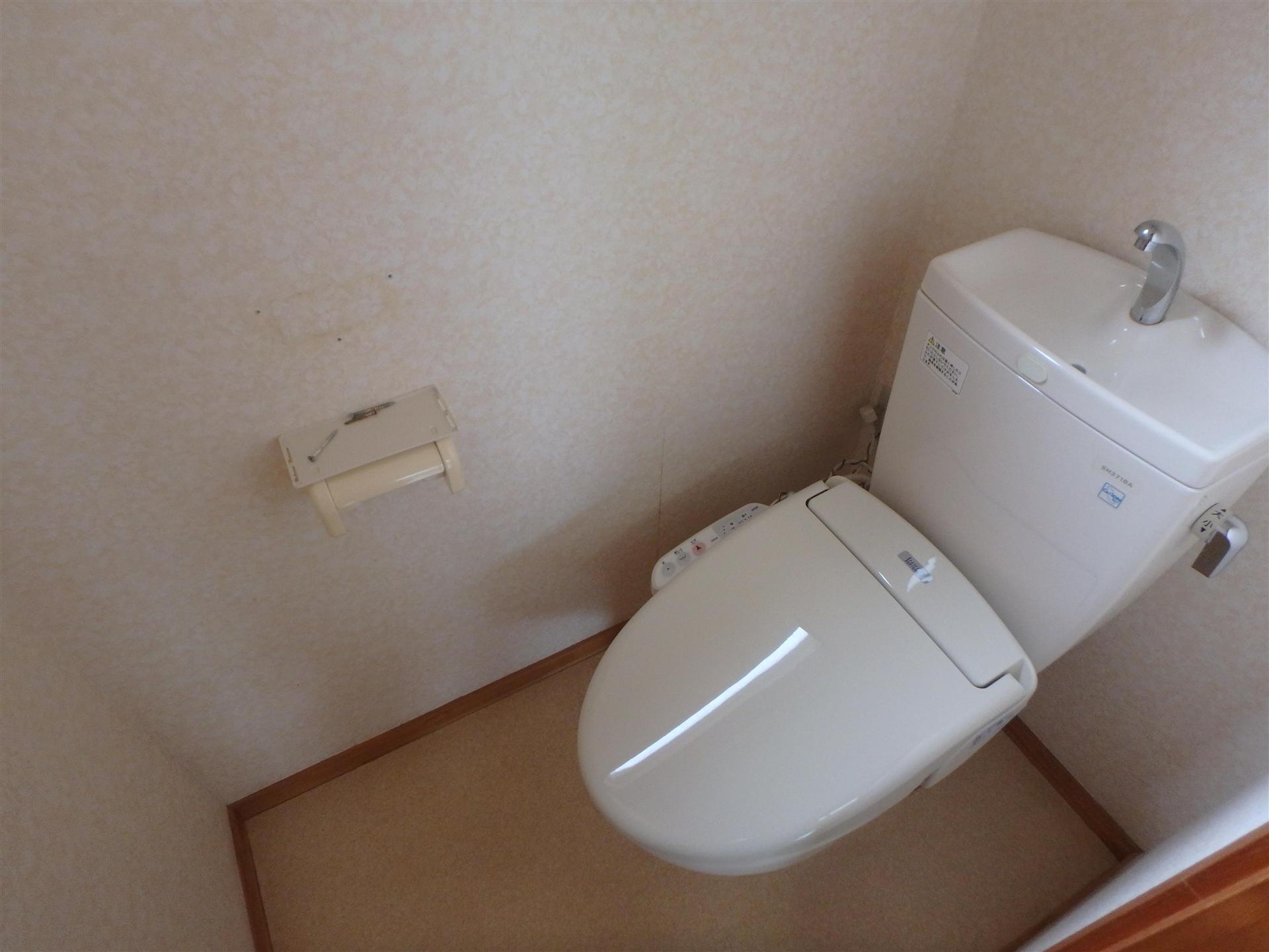 トイレ　温水洗浄便座付きです。