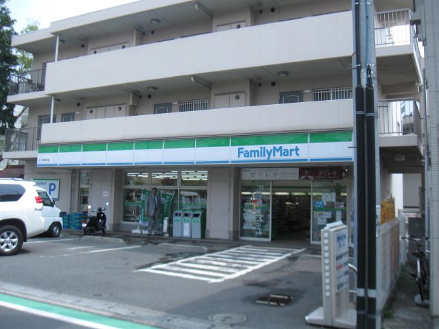 コンビニ　ファミリーマート（コンビニ）まで200m