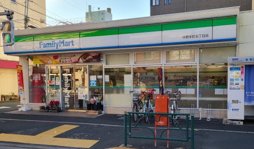 コンビニ　ファミリーマート中野本町５丁目店（コンビニ）まで143m