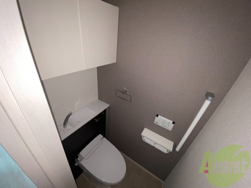 トイレ　トイレは温水洗浄便座付きで上部には収納スペースも！