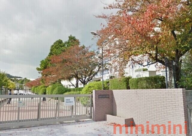 中学校　高槻市立第二中学校（中学校）まで1801m