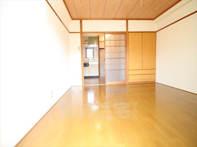 川西ロイヤルハイツの居間写真
