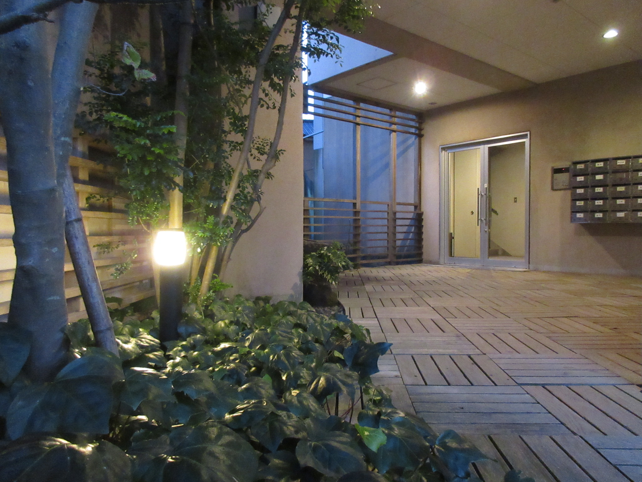 エントランス　ウッドデッキ×和庭園　入居者の癒しの空間です♪