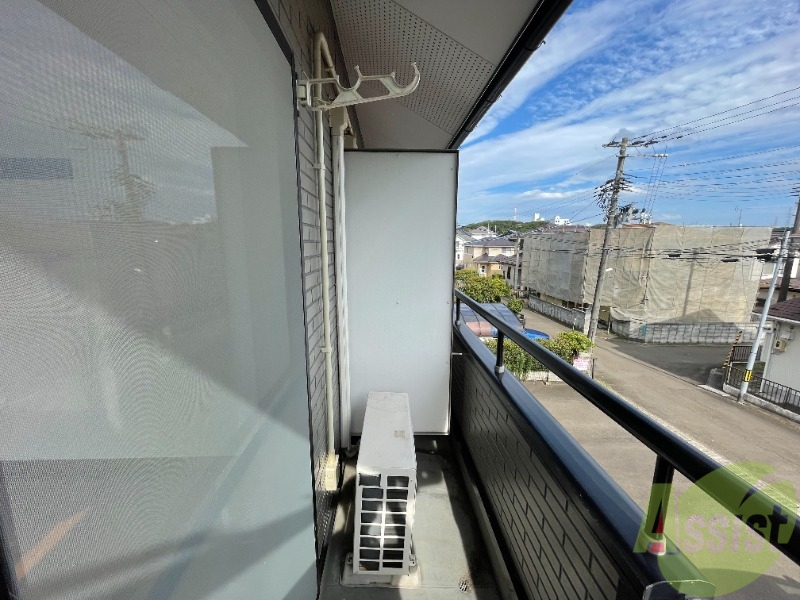 バルコニー　洗濯干しも設置してあるので問題なく干せそうですね。