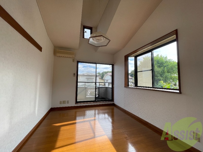 居室・リビング　陽当たりが良く、広々として過ごしやすそうです。