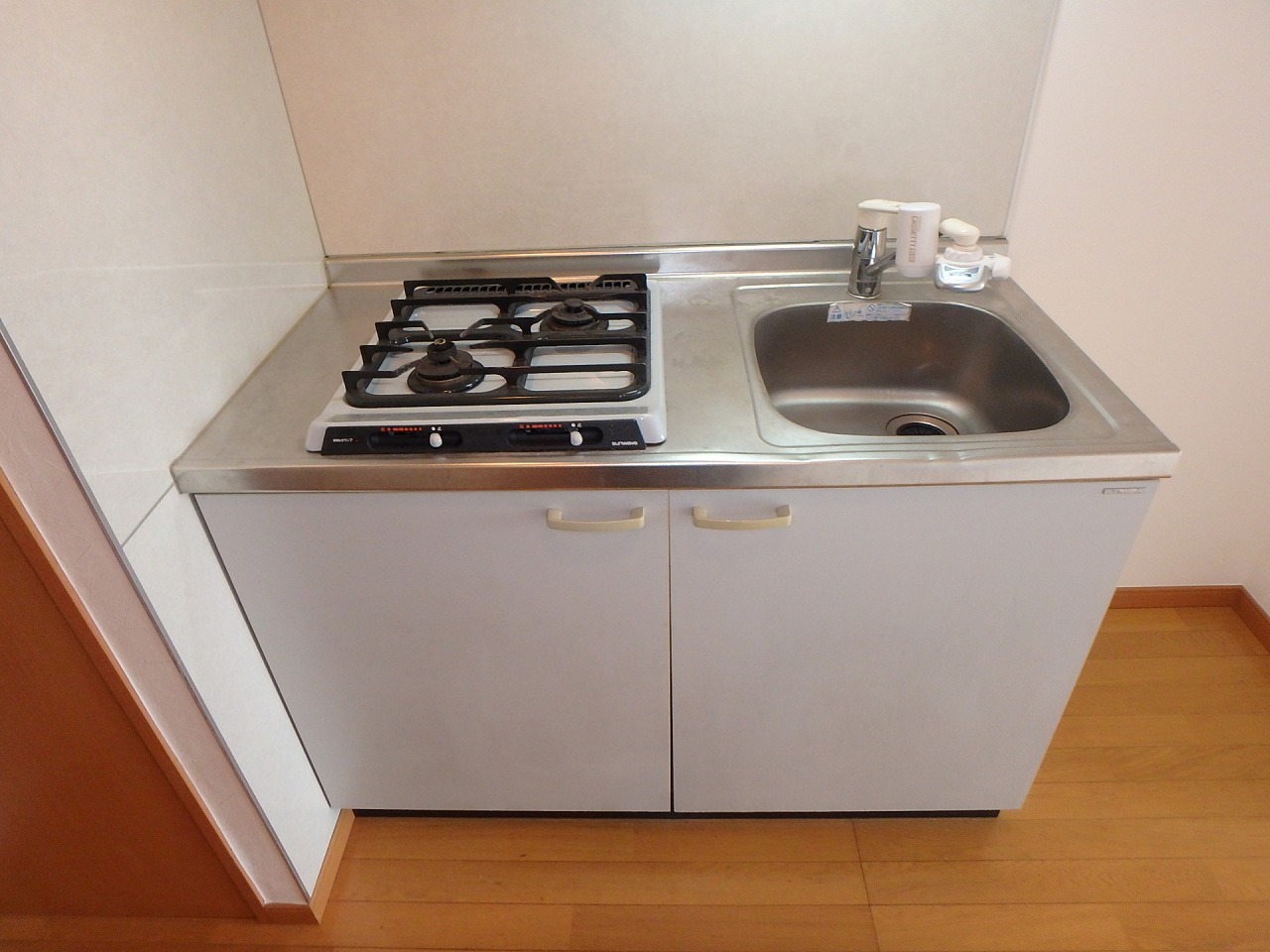 キッチン　※写真は反転の別部屋です