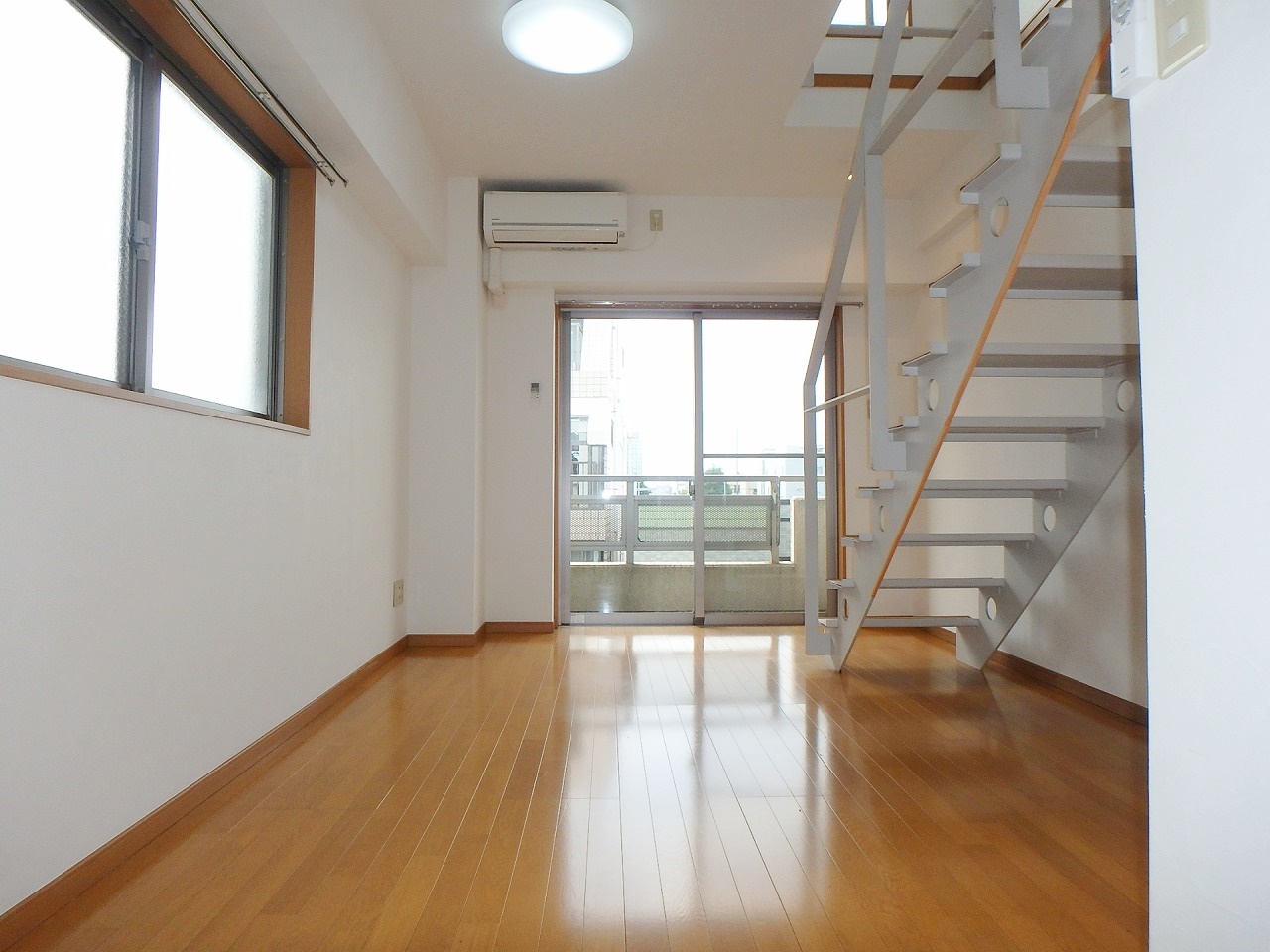 居室・リビング　※写真は反転の別部屋です