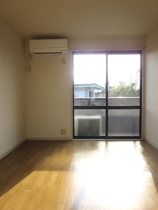 居室・リビング　洋室5.9帖南西向き陽当たり良好♪