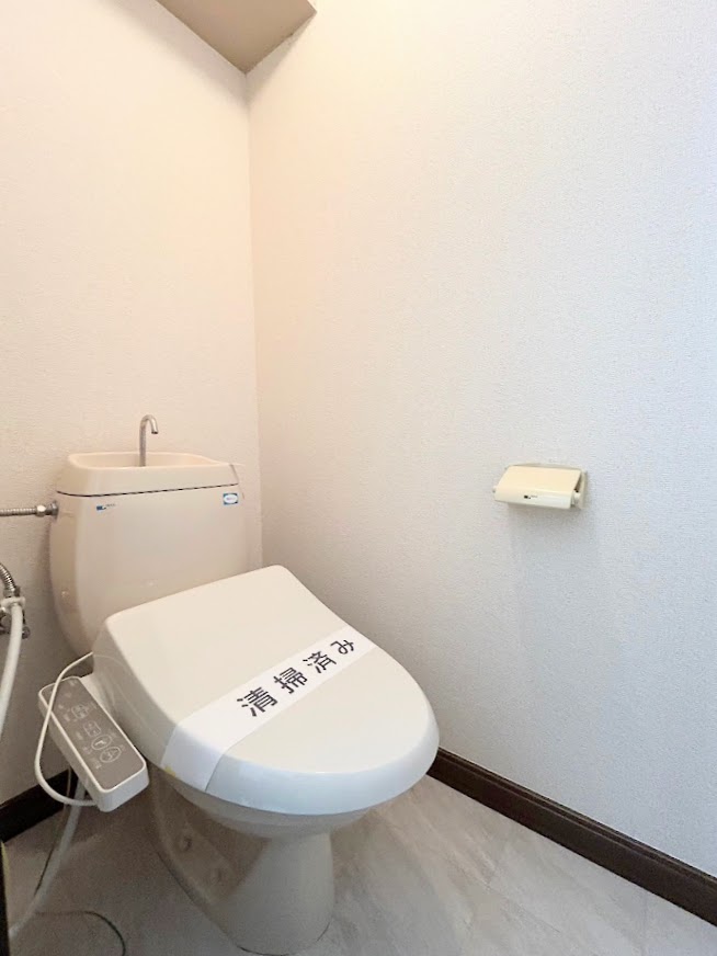 トイレ　温水洗浄便座付き＊上部に棚あり