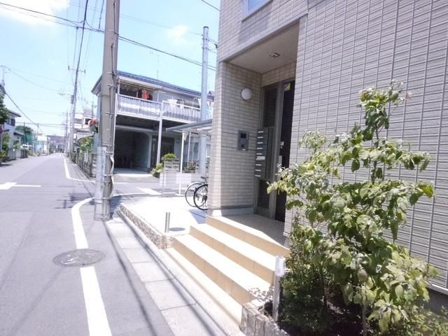 【相模原市中央区千代田のアパートのエントランス】