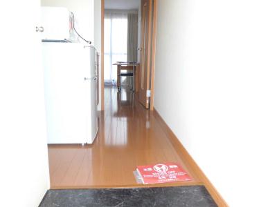 玄関　上がり框は段差少なく、安全に配慮。