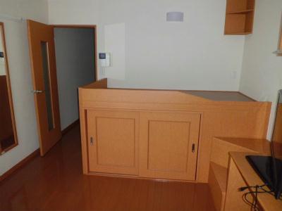 居室・リビング　ベッド。下部は収納として有効活用。