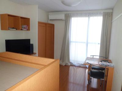 居室・リビング　家具・家電がいろいろついた居室。