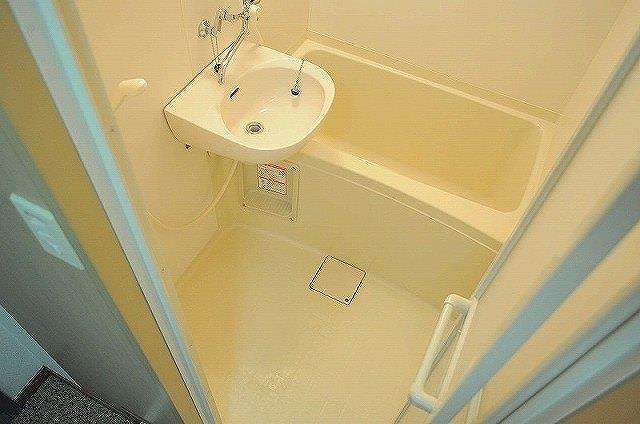 洗面設備　お風呂場に御座います。