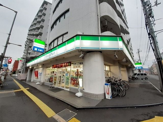 コンビニ　ファミリマート本町６丁目店様（コンビニ）まで220m