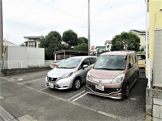 【座間市緑ケ丘のアパートの駐車場】