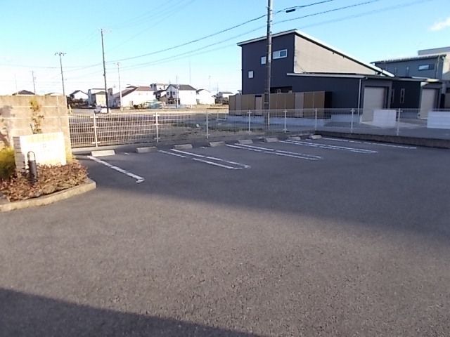 【岐阜市西鶉のアパートの駐車場】