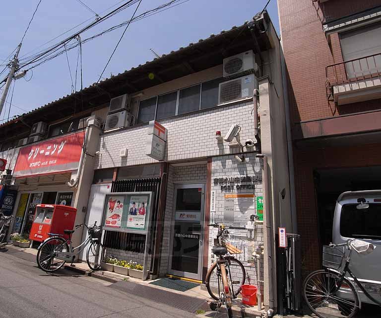 【京都市北区小山町のマンションの郵便局】