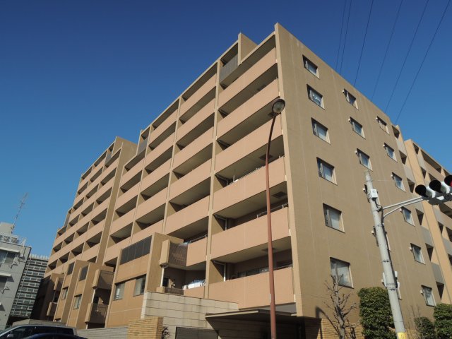 【狛江市和泉本町のマンションの建物外観】