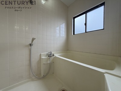バス・シャワールーム　窓があり換気できます。