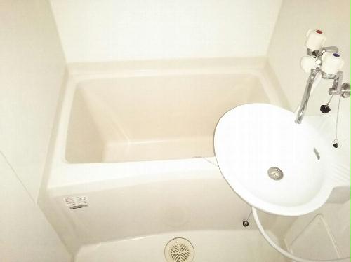 バス・シャワールーム　バス・トイレ別です。1LDKは追炊き機能付き。