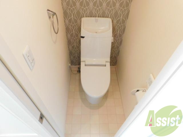 トイレ　白を基調とした清潔感のあるトイレです。