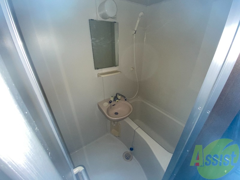 バス・シャワールーム　浴室はシンプル。一人暮らしには十分な広さですね。