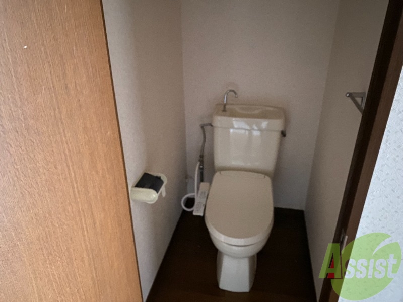 トイレ　温水洗浄便座があるのは嬉しいですね。安心して座りましょう。