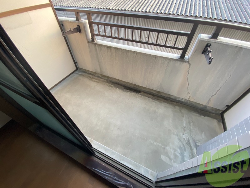 バルコニー　バルコニーは広め。南向きなので温かい光が差し込みます。