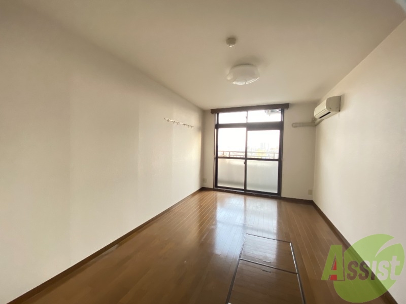 居室・リビング　８．６帖の広い洋室です。家具が多くても安心ですね