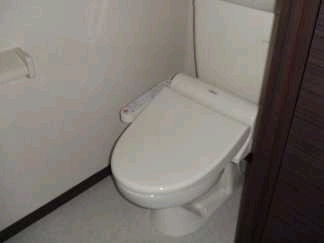 トイレ　温水洗浄便座です。