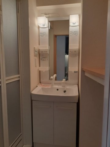 洗面設備　ゆったりとスペースのある洗面所