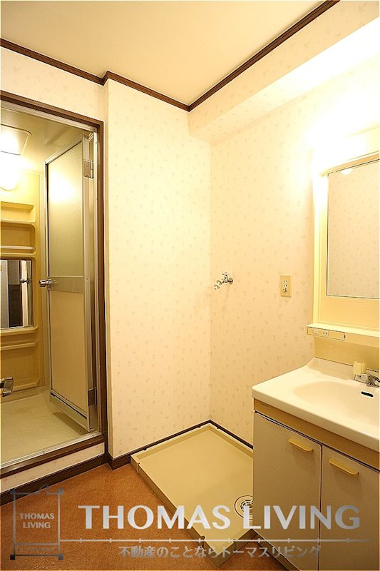 洗面設備　広々とした脱衣スペース。