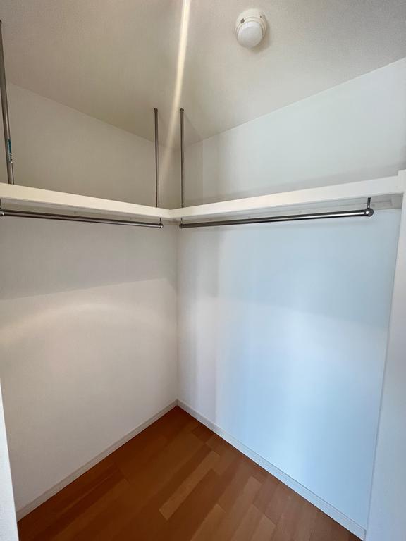 収納　ハンガーパイプ付きのウォークインクロゼットです