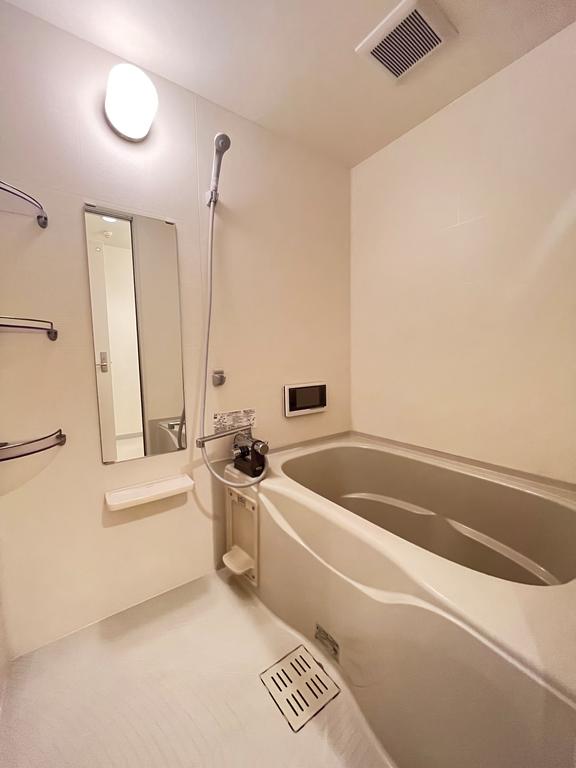 バス・シャワールーム　テレビ付きの浴室で快適なバスタイムをお届けします