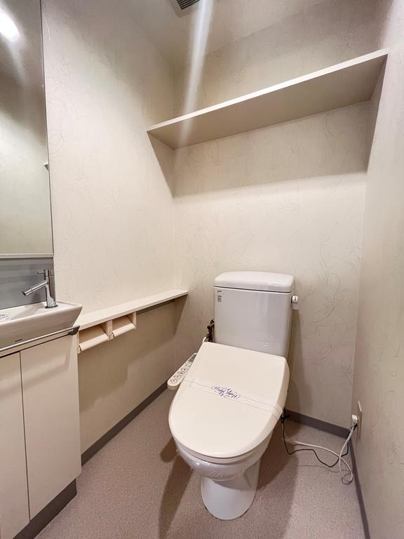 トイレ　温水洗浄機能付きのトイレです。手洗いもトイレ内にあります