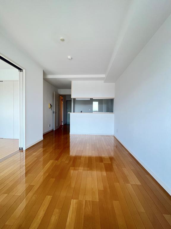 居室・リビング　リビングの様子が確認できるカウンターキッチンのリビングです