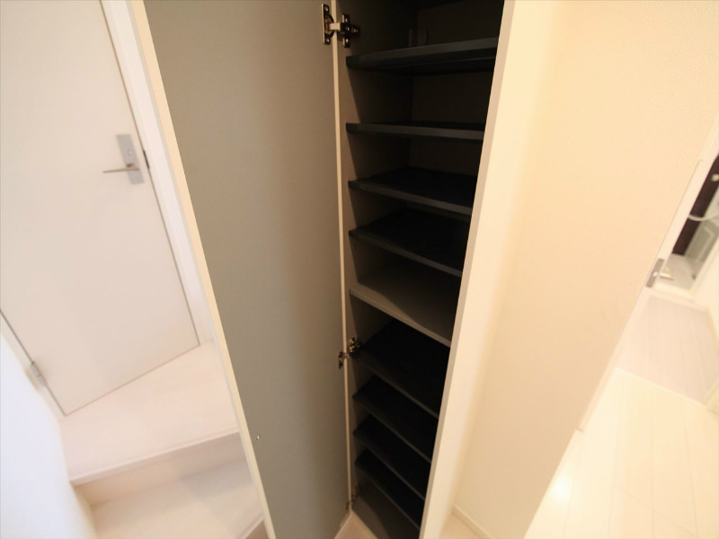 玄関　玄関　シューズボックス付（収納充実してます）
