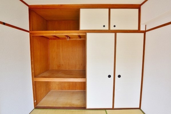 収納　★古臭く感じるかもしれませんがクローゼットより収納力は多いの