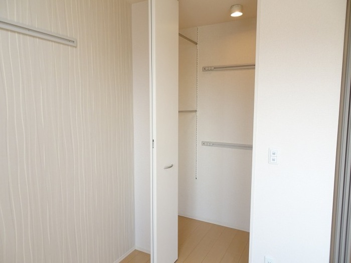 収納　ワンステップクローゼット付いています。小スペースにたっぷり収