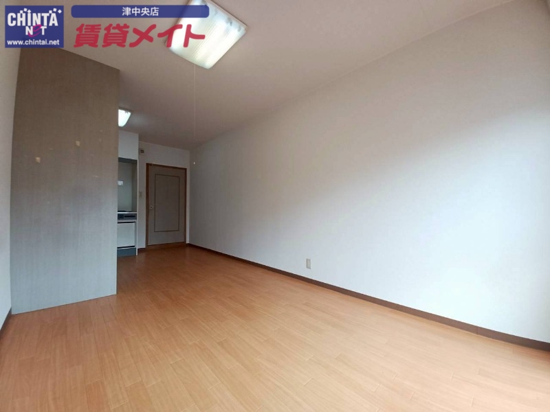 居室・リビング　同物件別室写真