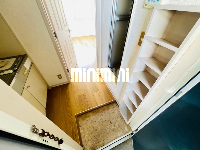 玄関　下駄箱あり