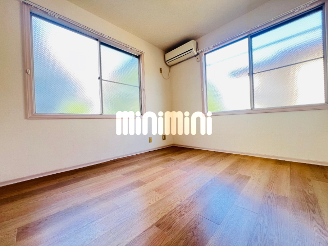 居室・リビング　２面の窓で風通し良好