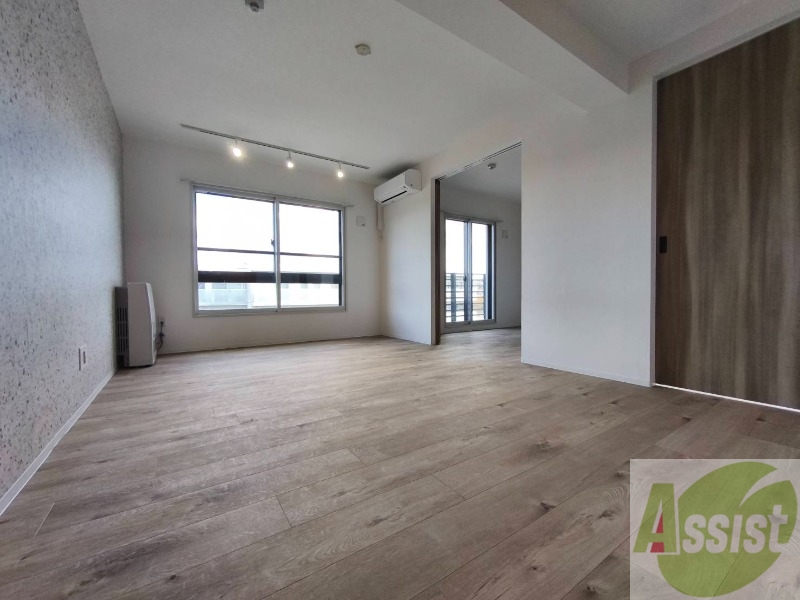 居室・リビング　エアコン付きで快適なリビングになっております！