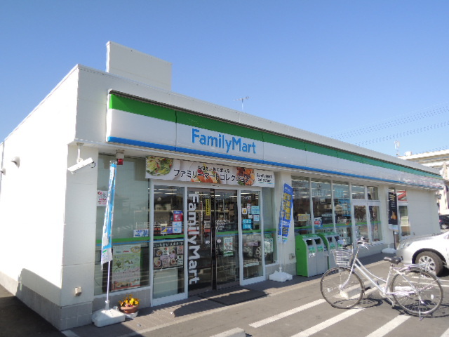 コンビニ　ファミリーマート（コンビニ）まで820m