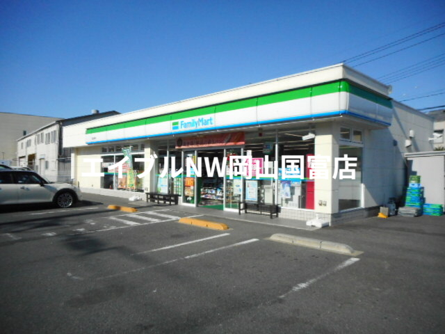 コンビニ　ファミリーマート（コンビニ）まで800m