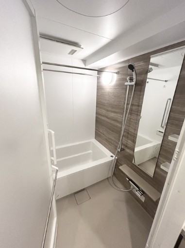 バス・シャワールーム　落ち着いた空間のお風呂です