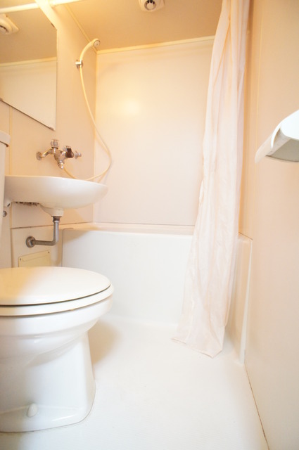 バス・シャワールーム　シャワー派には、使いやすいユニットバス。洗面台も完備！